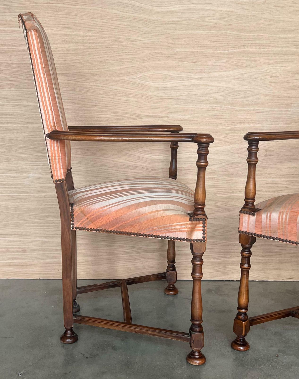 photo furniture Paire de fauteuils espagnols à dossier haut, par Valenti