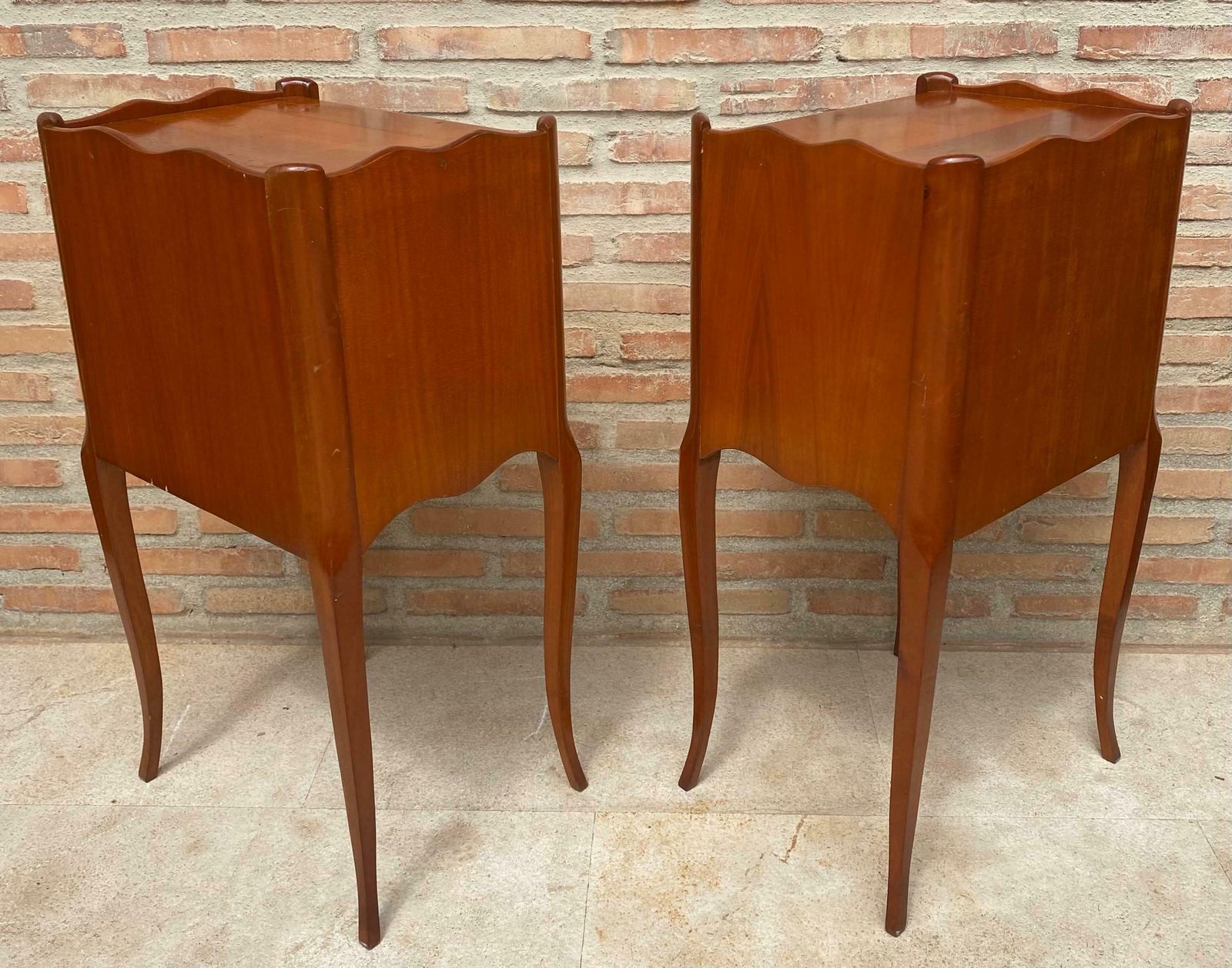 Tables de chevet françaises à pieds en cabriole, années 1950, lot de 2 photo buy