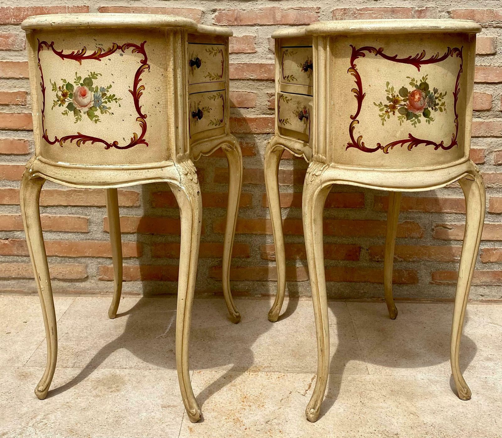 Tables de chevet rognon en bois peint beige clair, deux tiroirs, années 1940, lot de 2 photo vinterior