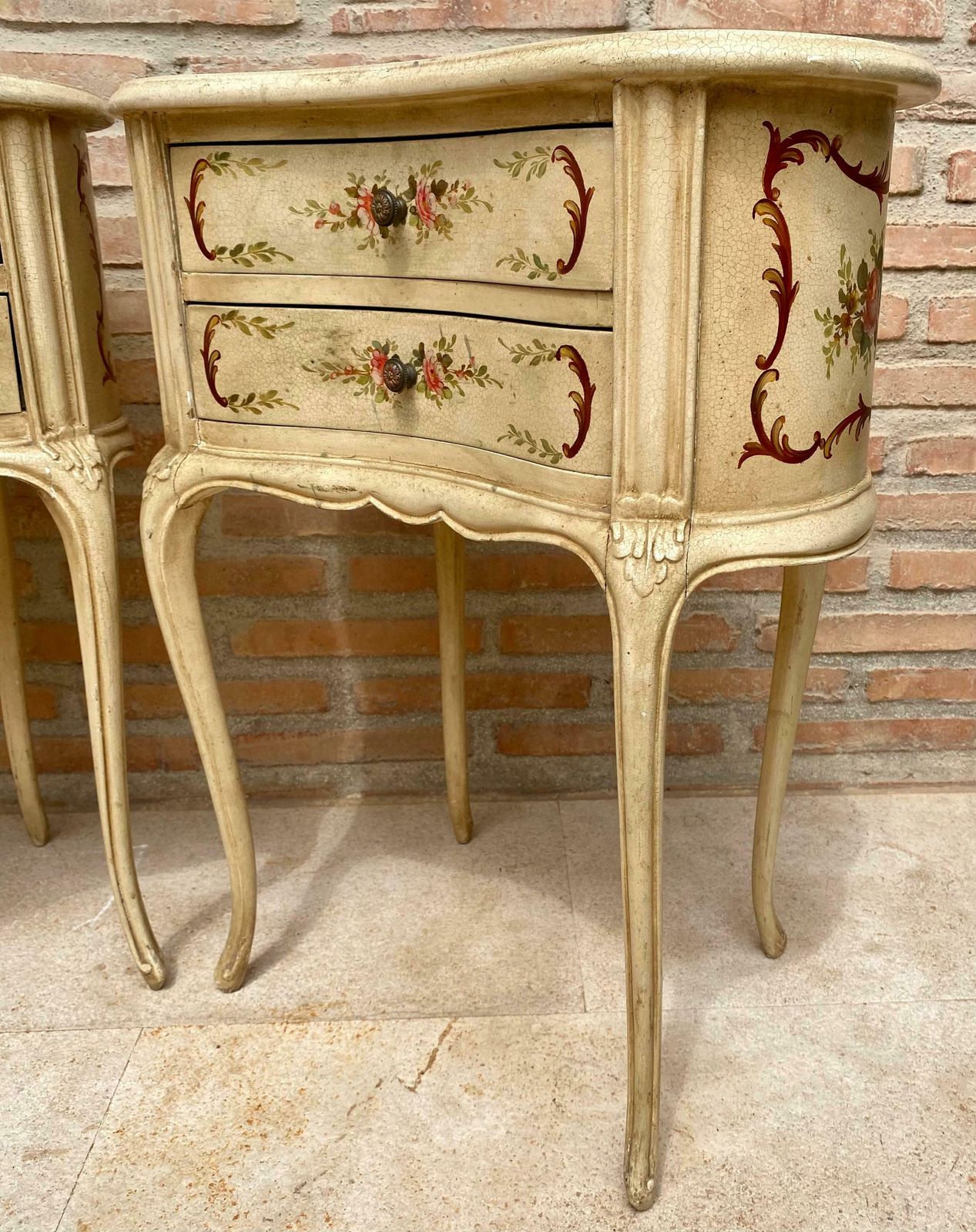 photo for sale Tables de chevet rognon en bois peint beige clair, deux tiroirs, années 1940, lot de 2