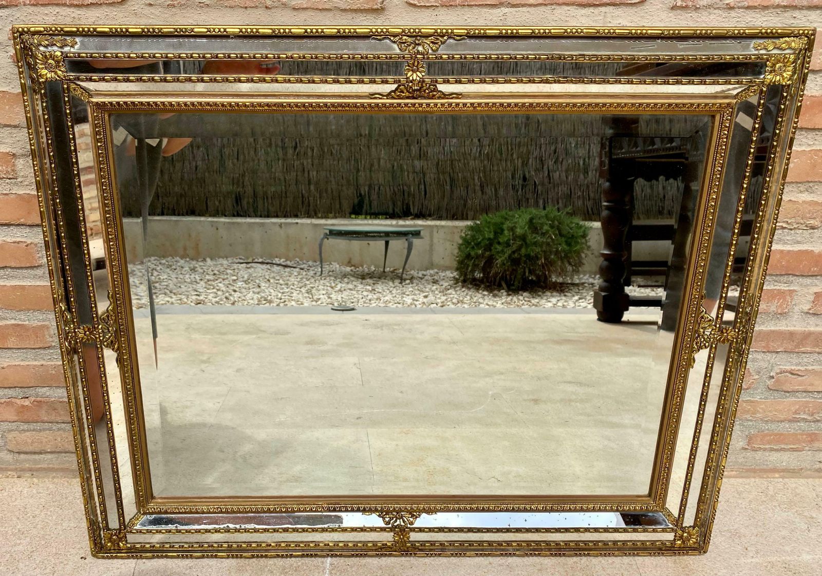 Miroir mural Directoire en bois sculpté doré, années 1940 photo furniture