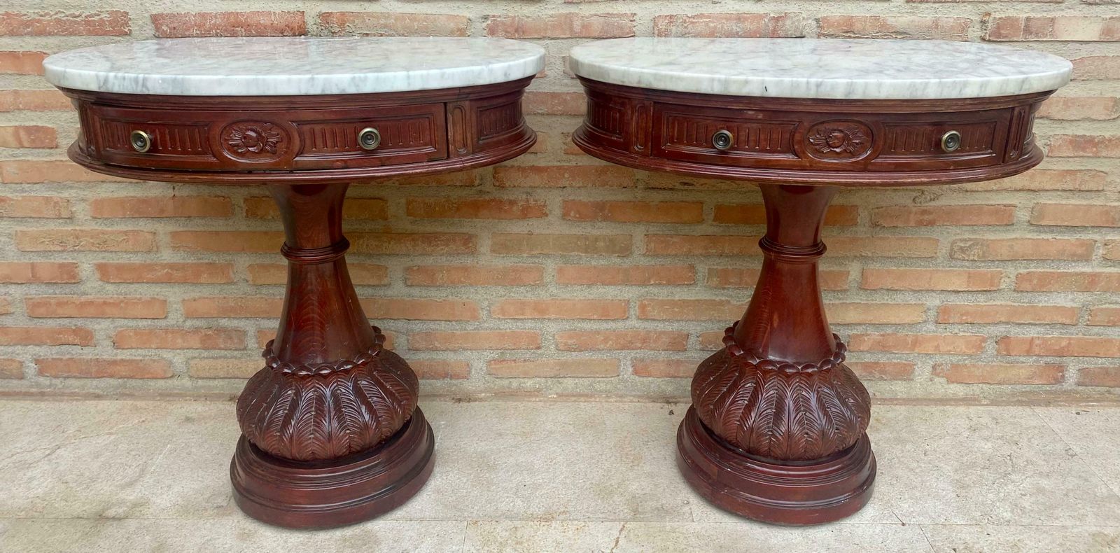 Tables de chevet demi-lune en bois sculpté, plateau en marbre, 1940, lot de 2 photo for sale