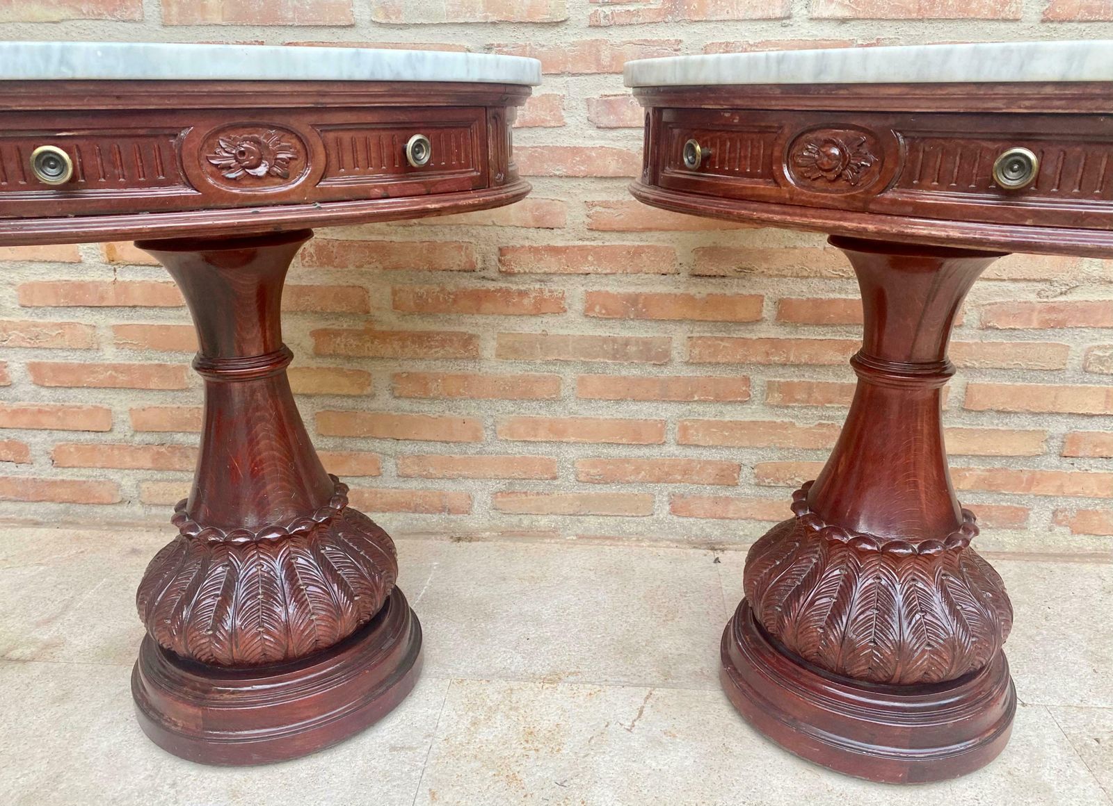 Tables de chevet demi-lune en bois sculpté, plateau en marbre, 1940, lot de 2 photo buy