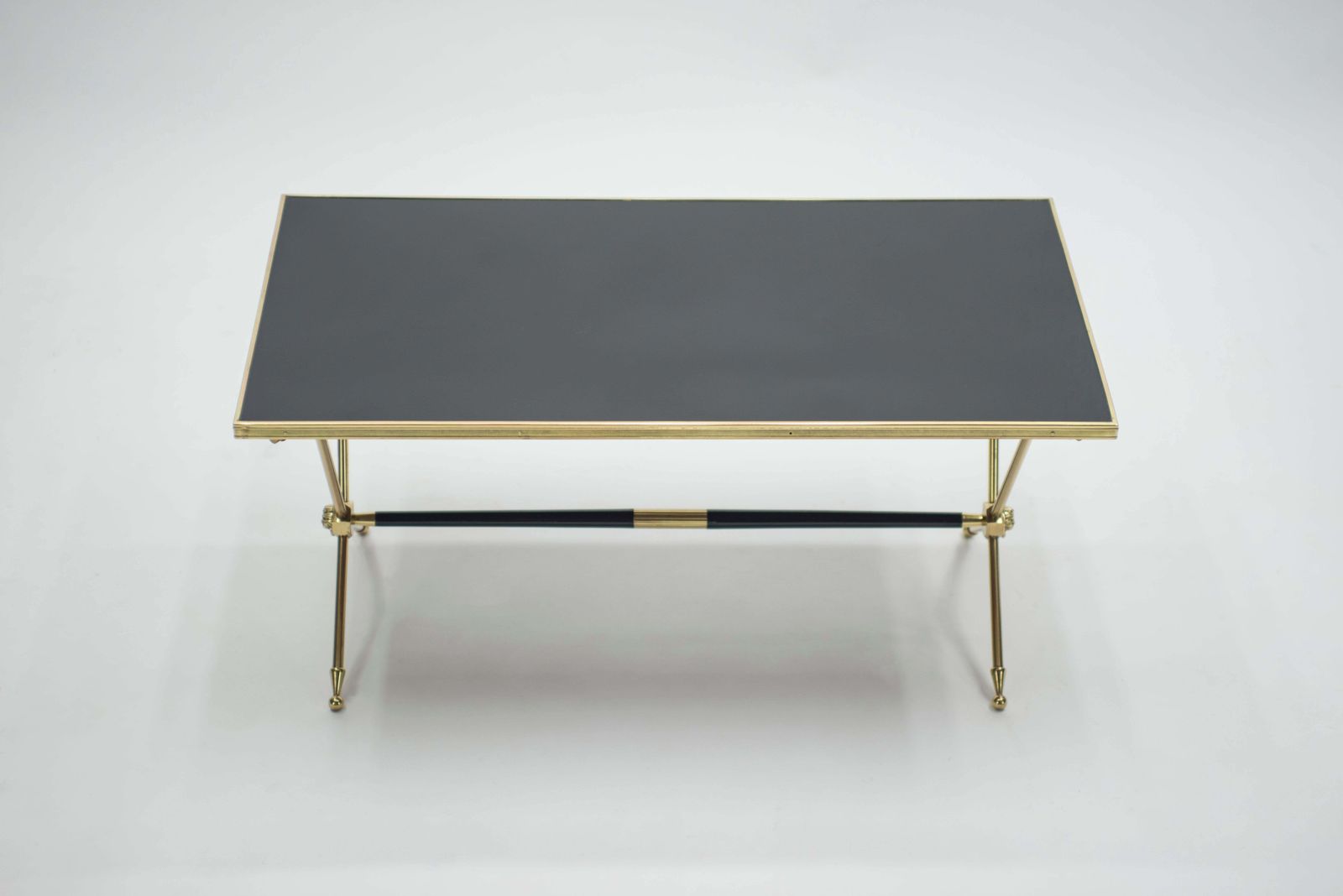 Table basse néoclassique française Raphael en laiton et opaline, années 1960 photo vinterior