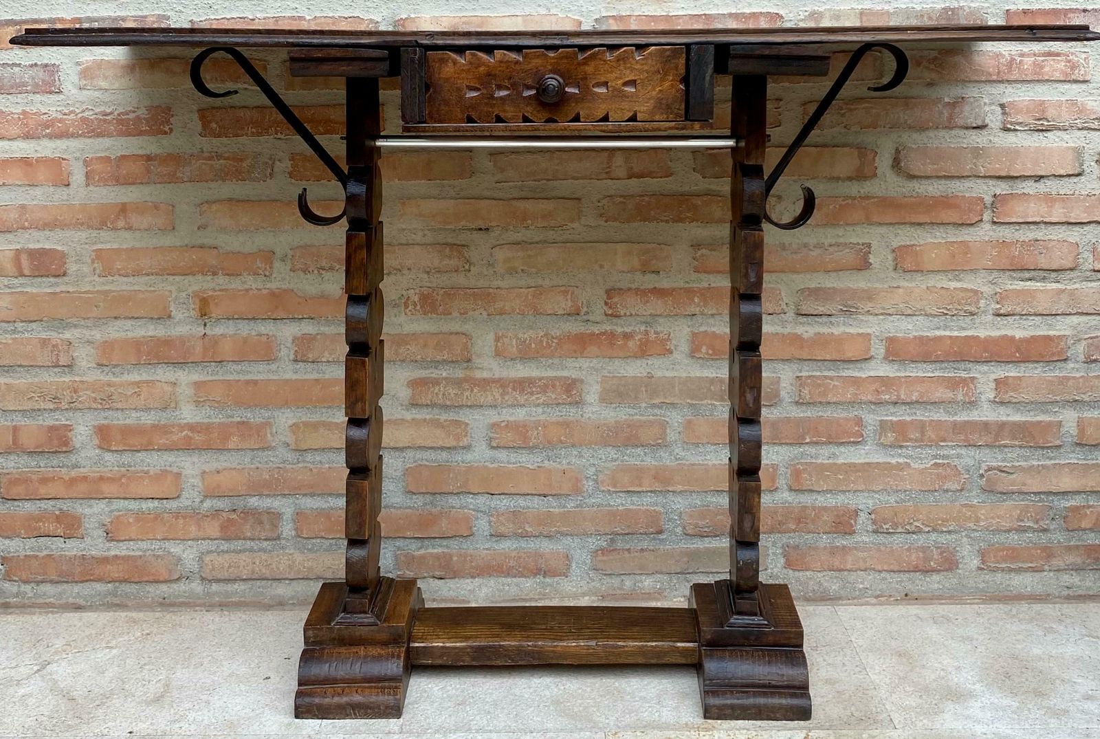 Console espagnole début du XXe siècle à un tiroir, années 1940 photo for sale
