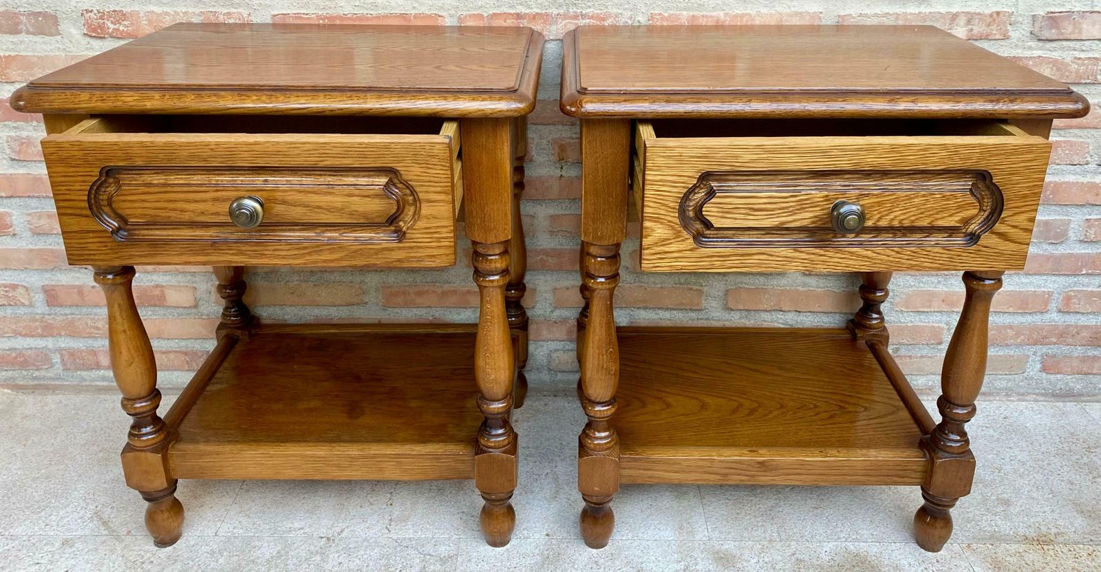 Tables de chevet espagnoles du XXe siècle, un tiroir, ferrures en fer et une niche ouverte photo Mobilier