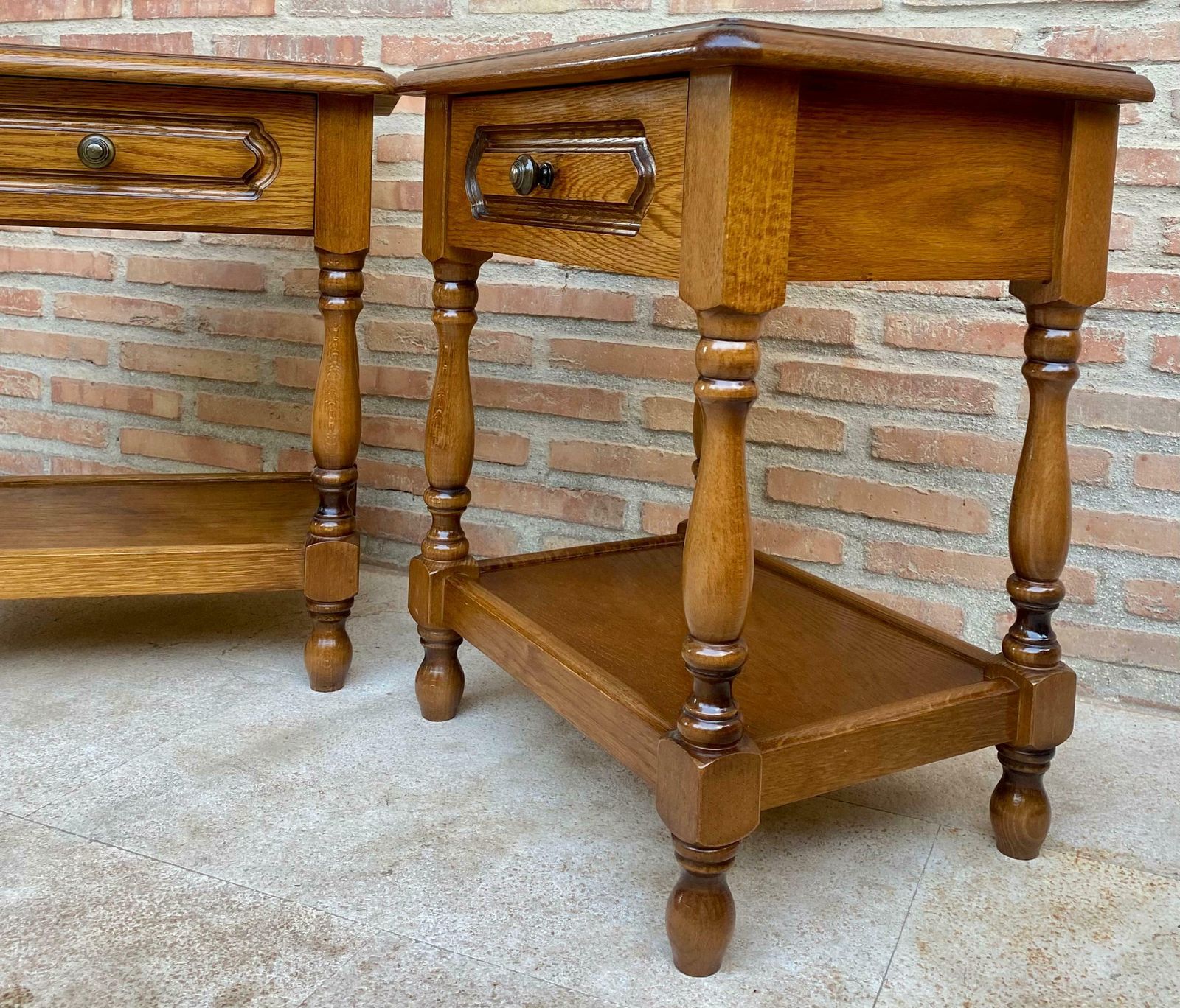 Tables de chevet espagnoles du XXe siècle, un tiroir, ferrures en fer et une niche ouverte photo buy