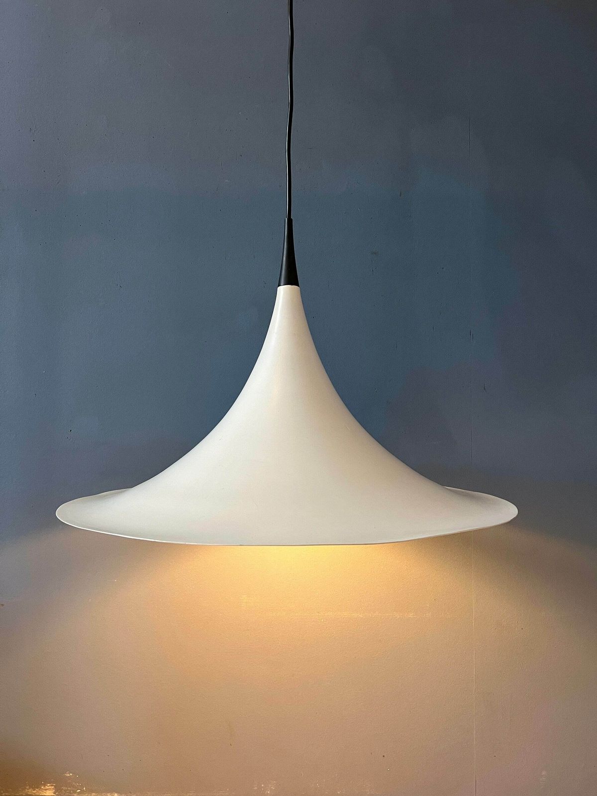 Mid Century Deense Witte Space Age Heksenhoed Hanglamp photo for sale