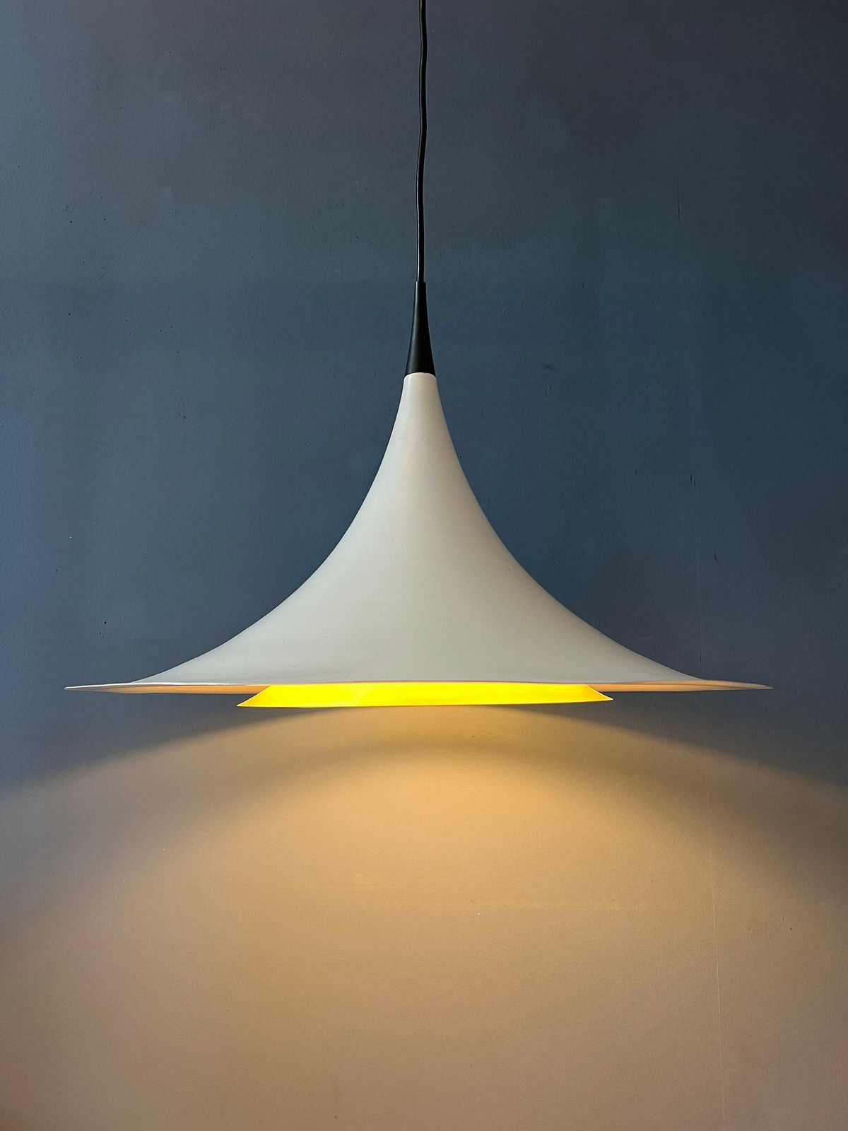 Mid Century Deense Witte Space Age Heksenhoed Hanglamp photo Verlichting