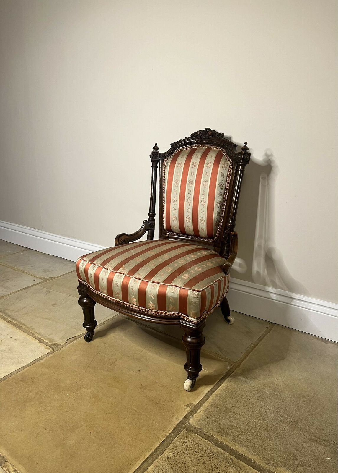 photo furniture Stunning Victorian Quality Carved Walnut Ladies Chair