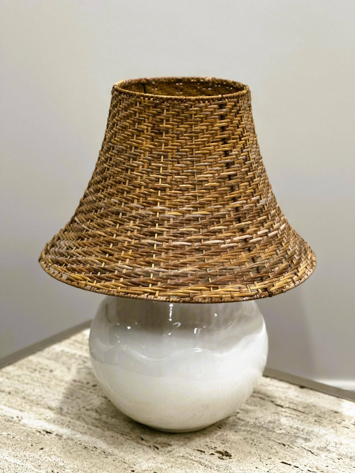 Vintage Keramische Tafellamp Met Rotan Kap, Jaren 1980.