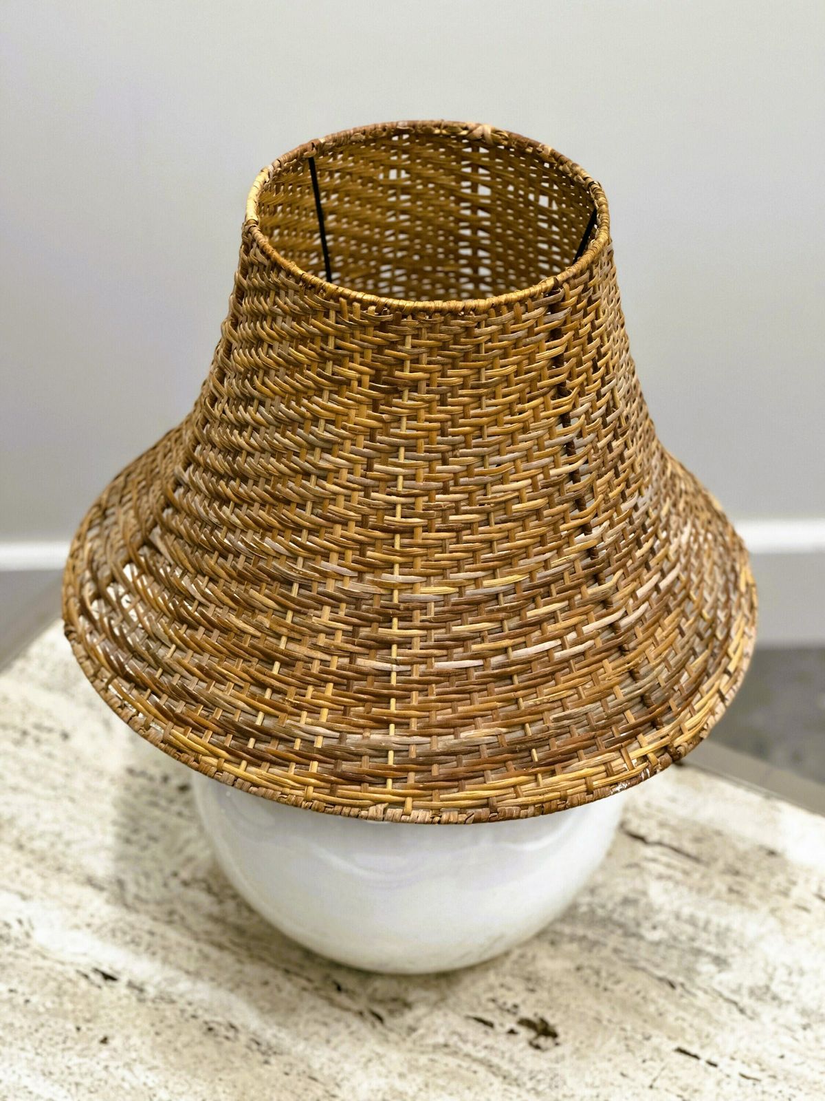 Vintage Keramische Tafellamp Met Rotan Kap, Jaren 1980. photo for sale
