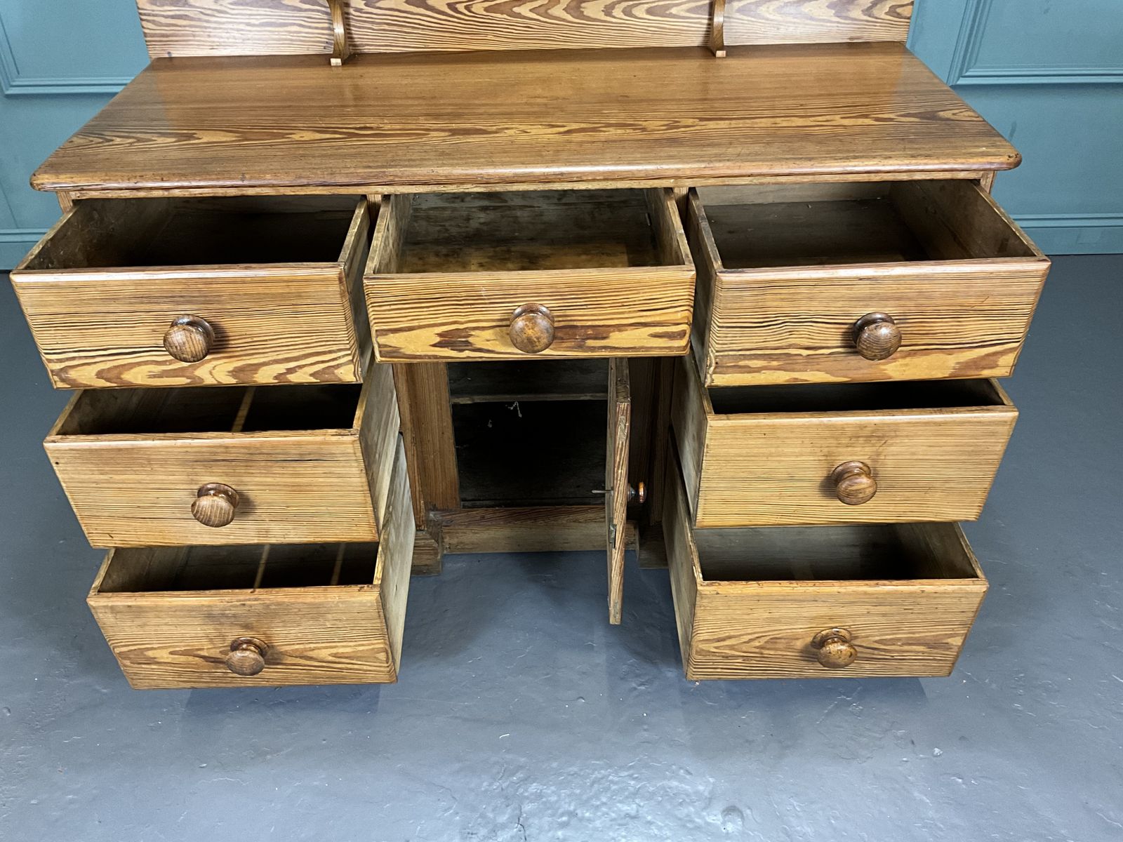 Pitch Pine Farmhouse Dresser, 1920s photo vinterior