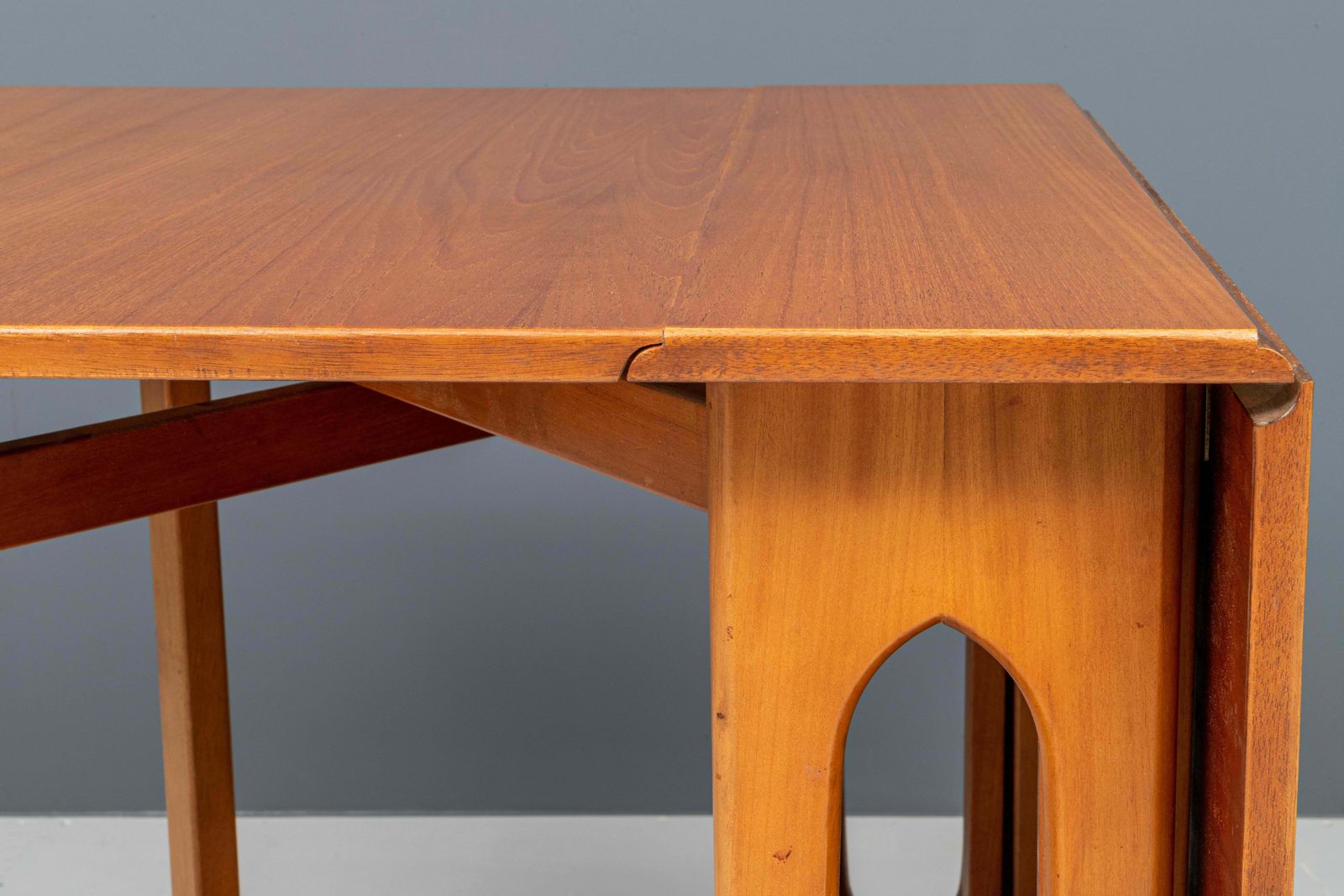 Sculpturale Eettafel Met Twee Klappende Bladen In Teakhout, Denemarken, Jaren 1960 photo buy