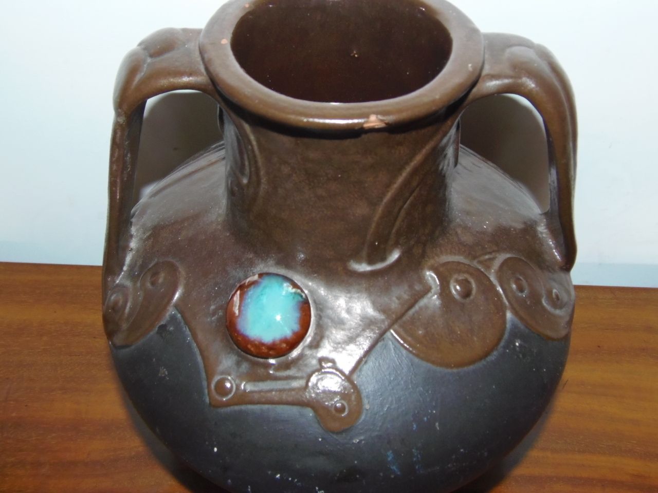 photo vintage Arts And Crafts Jewelled Vase .