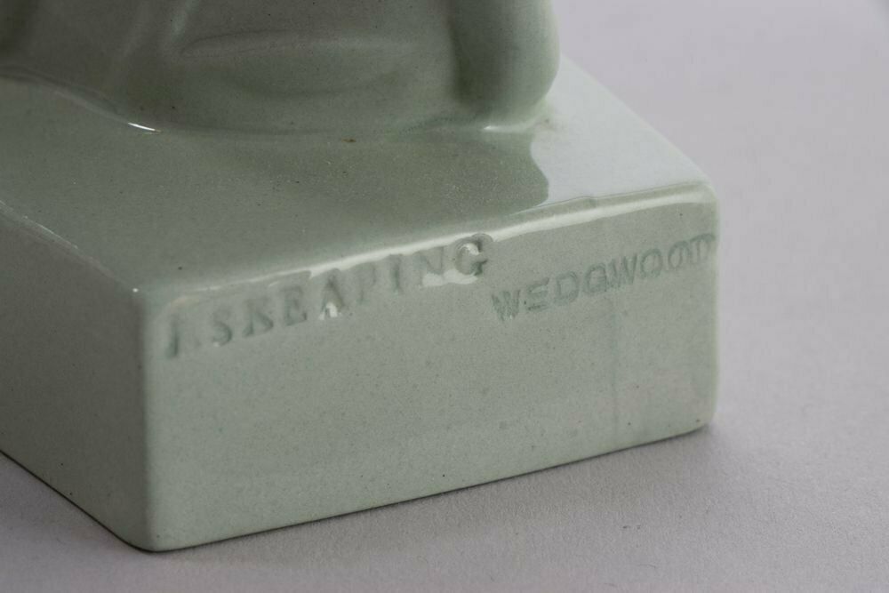 Art Deco John Skeaping For Wedgwood ''Fallow Deer'' In Celadon Glaze, Signed C.1930 photo vinterior