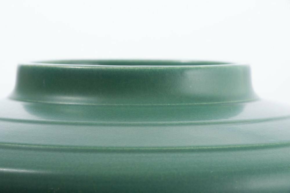 Art Deco Keith Murray For Wedgwood Matt Green Glazed Shoulder Vase, Signed C.1930 photo vinterior