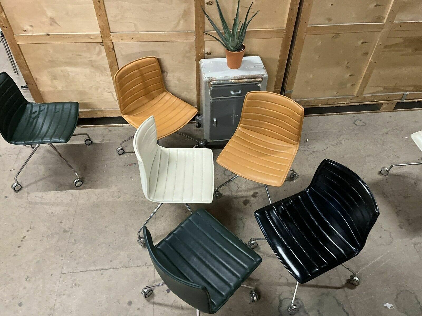 photo furniture Arper Catifa 46 Studio / Office Chairs Dark Green Leather.      Va