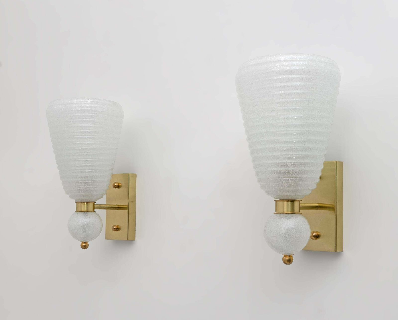 Pair Of Mid Century Modern Brass And "Pulegoso" Murano Glass Sconces photo vinterior