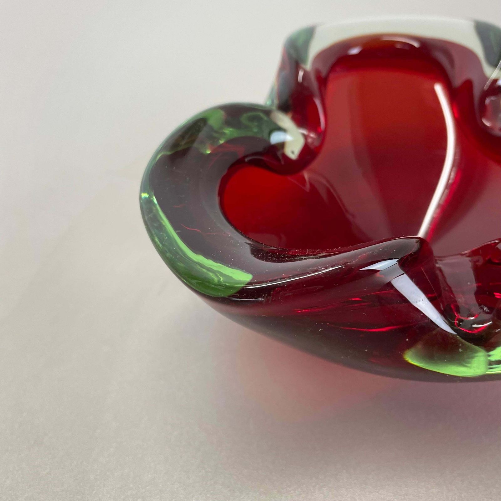 photo for sale Large Murano Glass "Red Green" Bowl Element Shell Ashtray Murano, Italy, 1970s