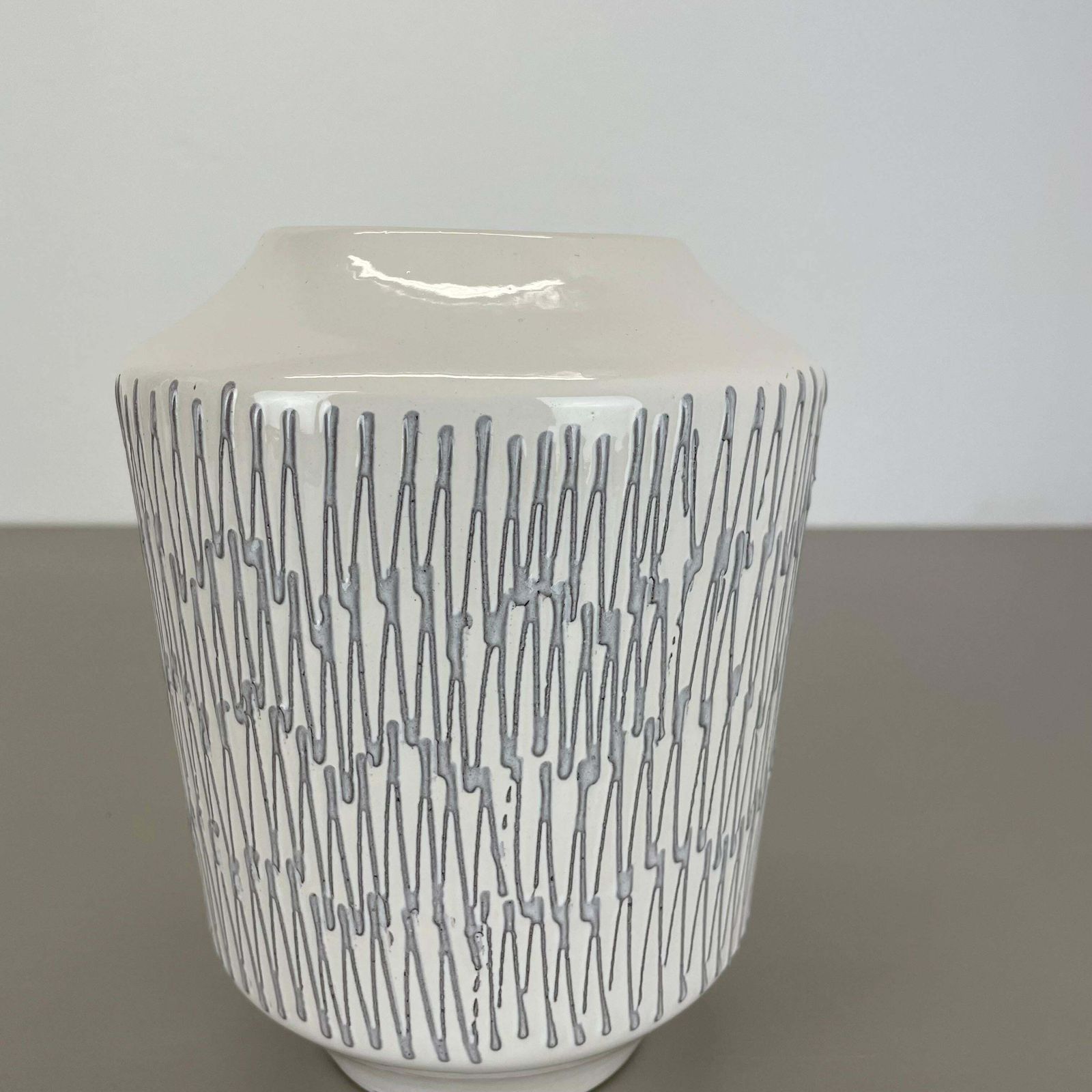 photo vinterior Rare White Zig Zag Fat Lava Ceramic Vases By Ilkra Ceramics, Germany 1970s