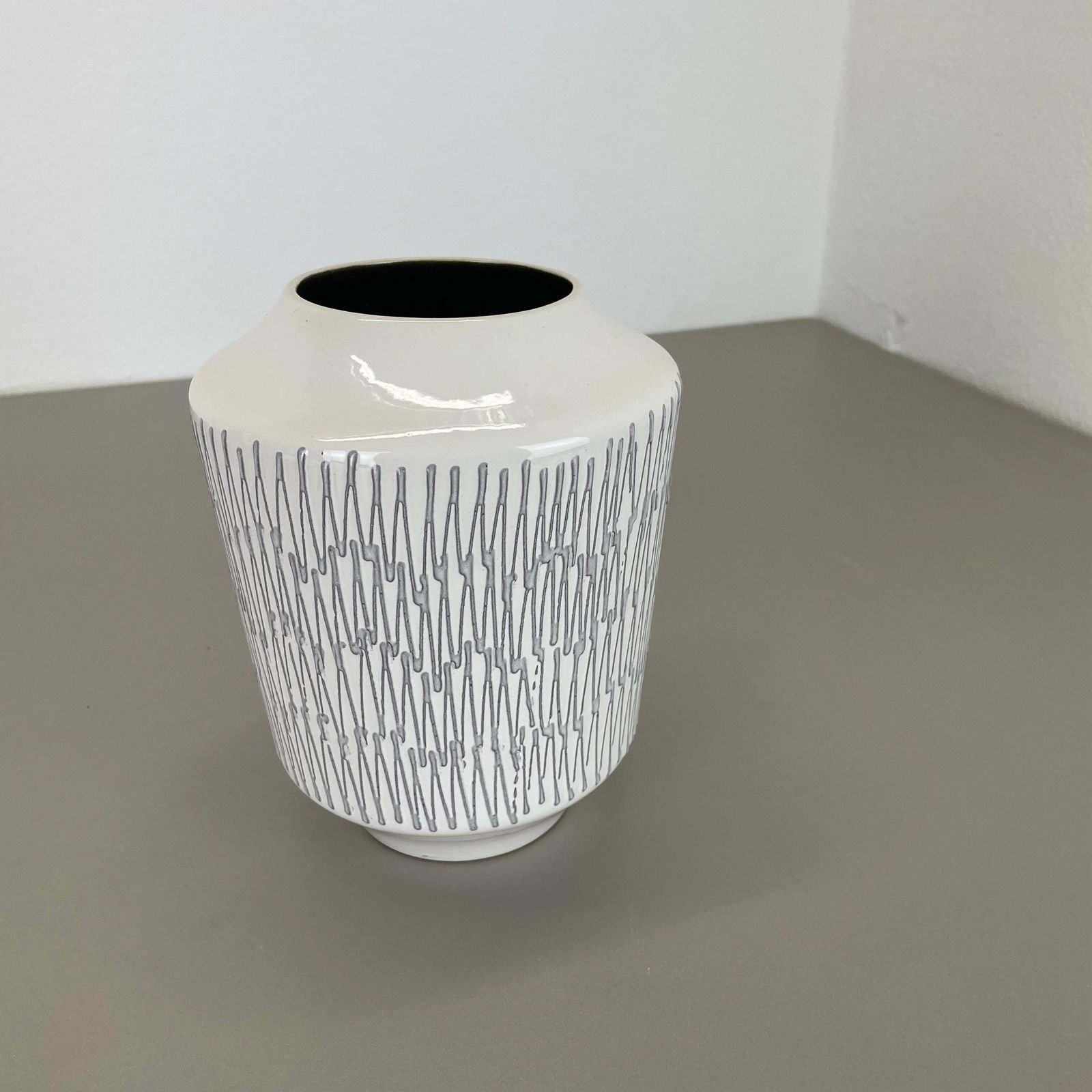 photo vintage Rare White Zig Zag Fat Lava Ceramic Vases By Ilkra Ceramics, Germany 1970s