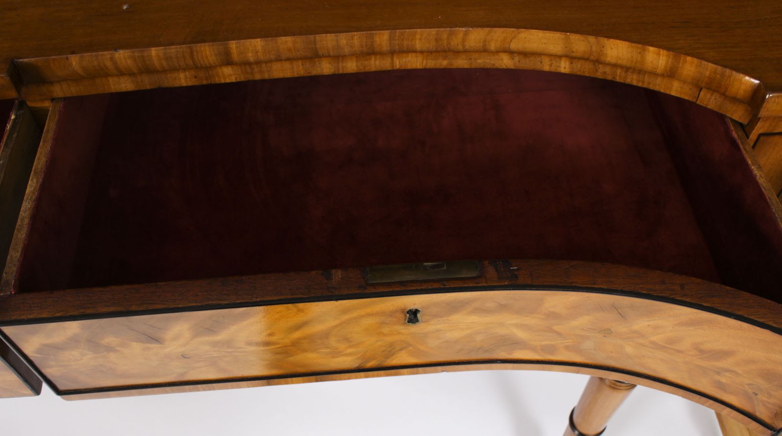 photo vintage Antique George III Scottish Flame Mahogany Sideboard 19th Century
