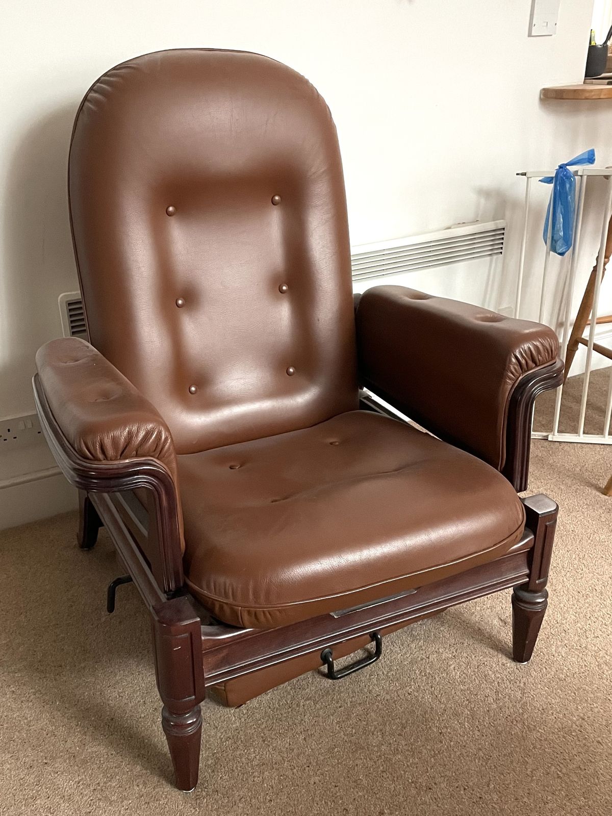 Brown Leather Manual Recliner Everstyl, Late 90'. Hardly Used. photo for sale