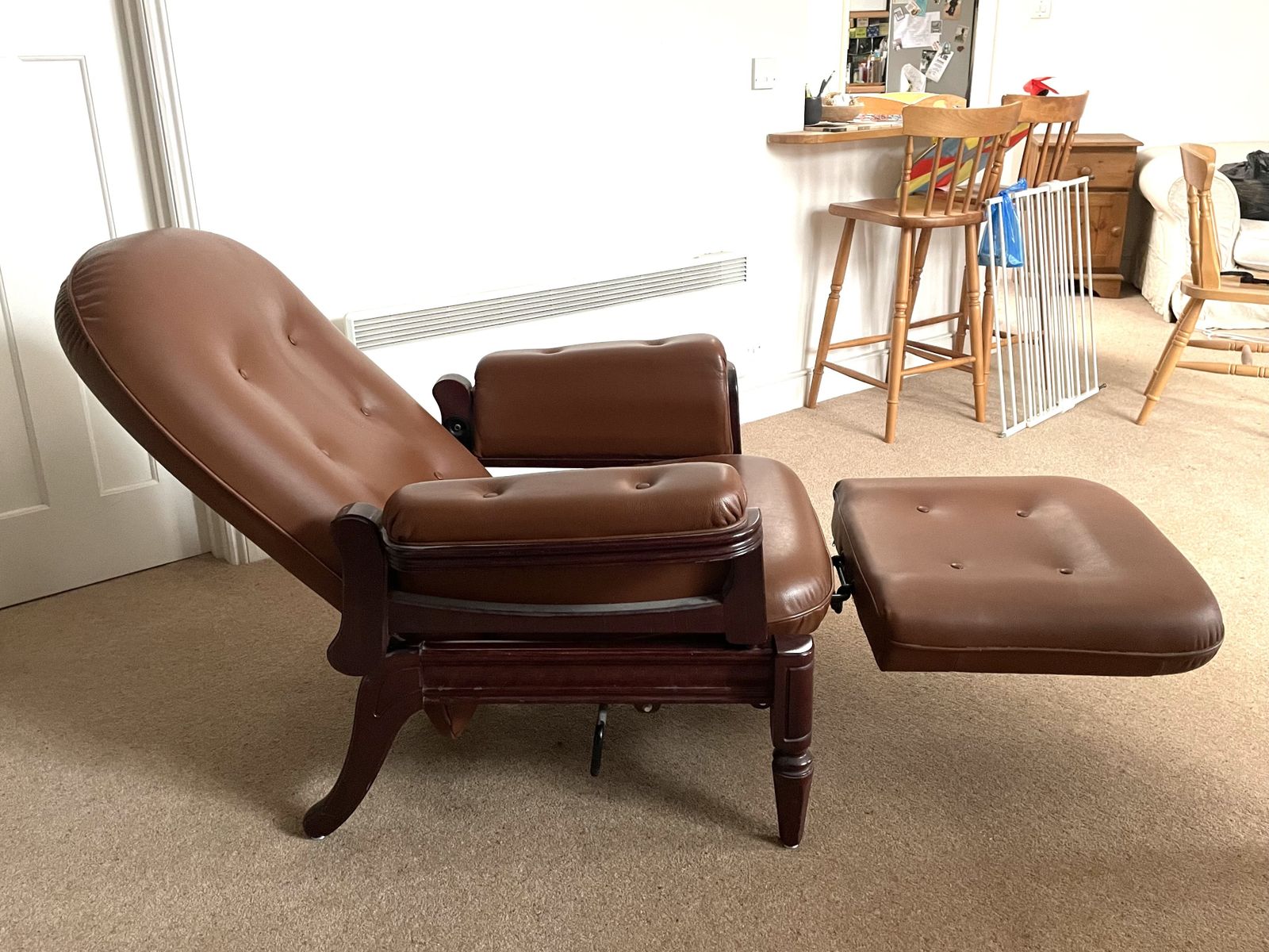 Brown Leather Manual Recliner Everstyl, Late 90'. Hardly Used. photo Furniture