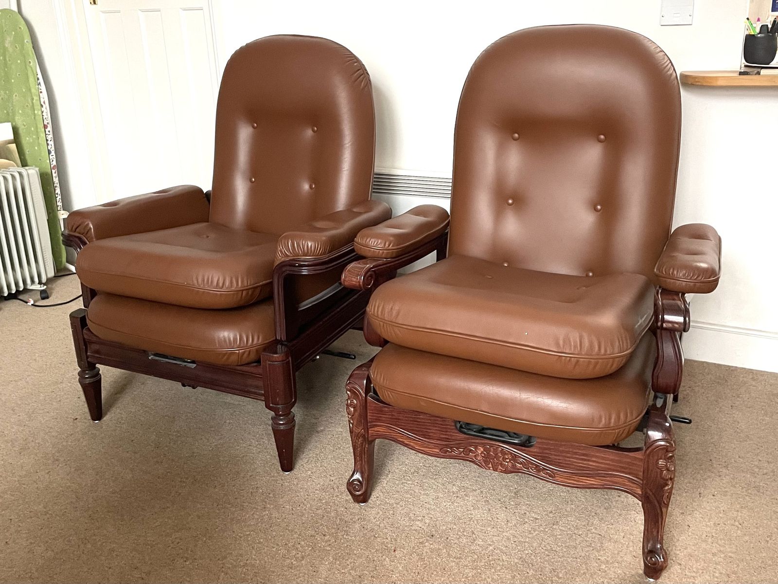 Brown Leather Manual Recliner Everstyl, Late 90'. Hardly Used. photo vinterior
