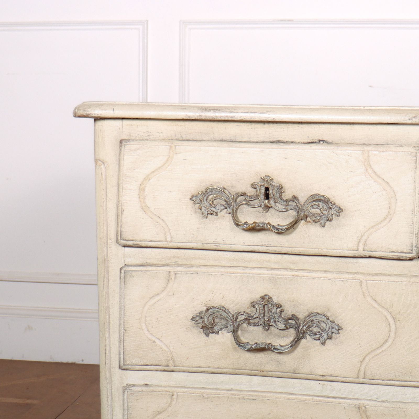 18th C French Painted Serpentine Commode. 1780. photo furniture