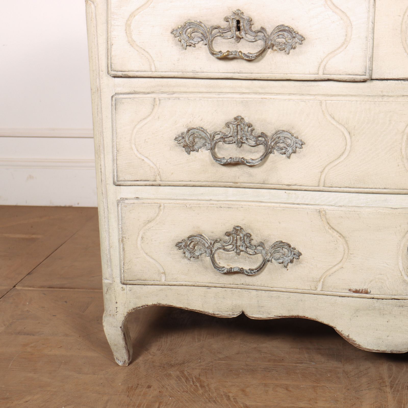 18th C French Painted Serpentine Commode. 1780. photo Furniture