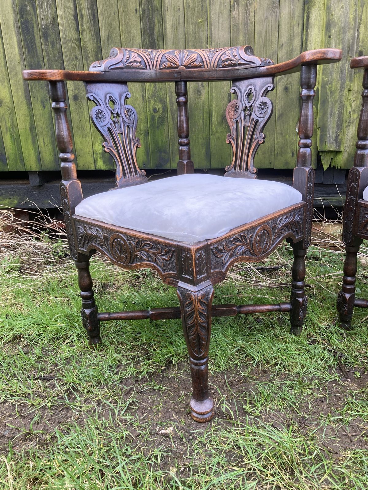 photo vinterior Pair Of Victorian Carved Corner Chairs