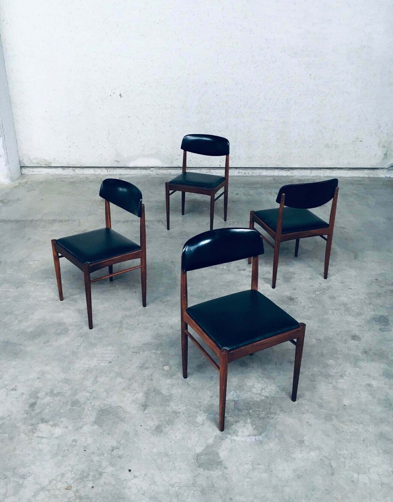 Jaren 1960 Mid Century Dutch Design Eetkamerstoelen photo vinterior