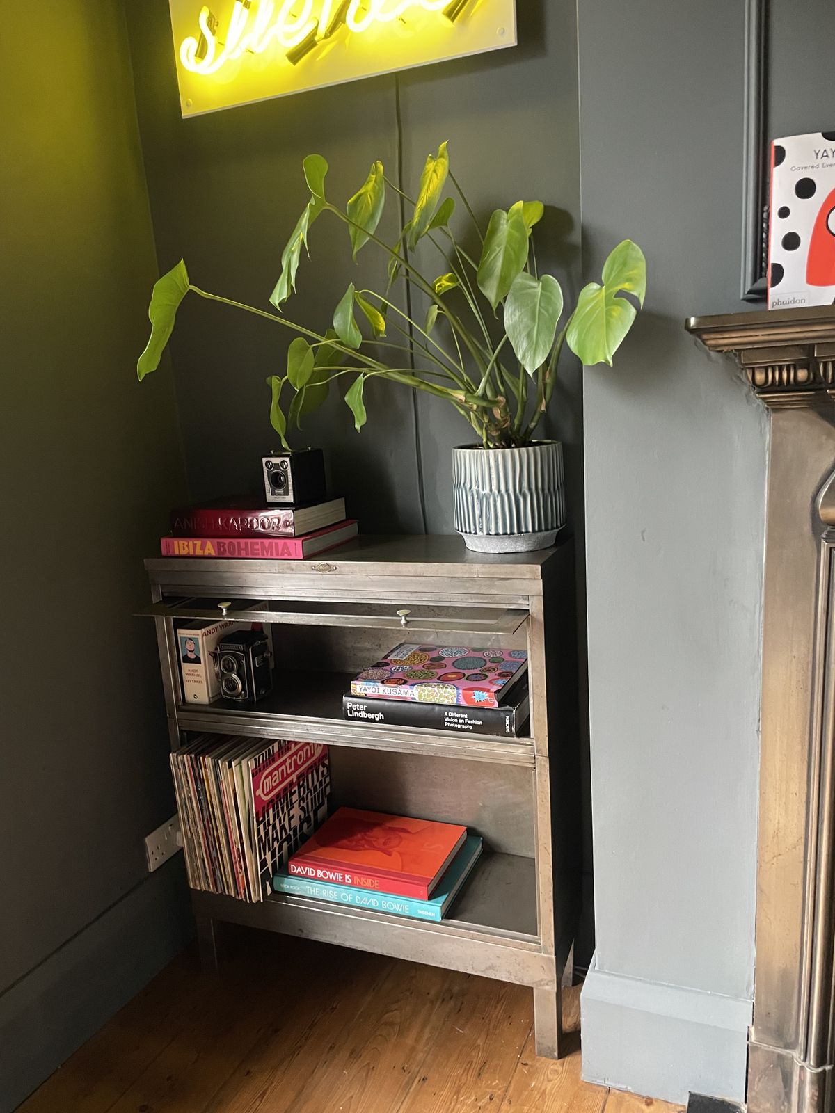 Furniture Metal Display Cabinet photo