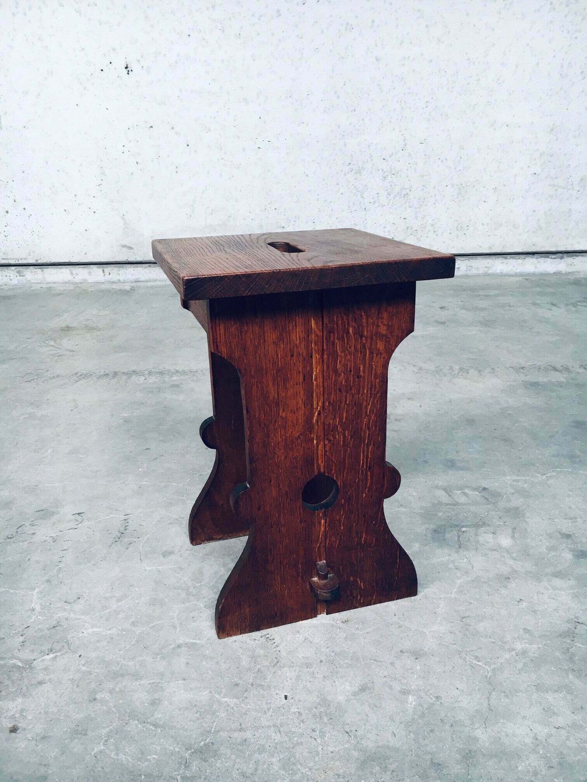 photo furniture Amsterdamse School Design Eiken Kruk Met Handvat, Jaren 1920, Nederland