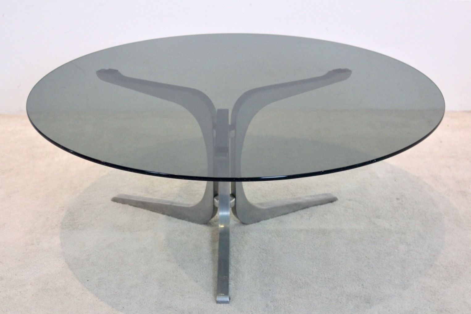 Artifort Smoked Glass And Aluminum Round Coffee Table photo 1376.0