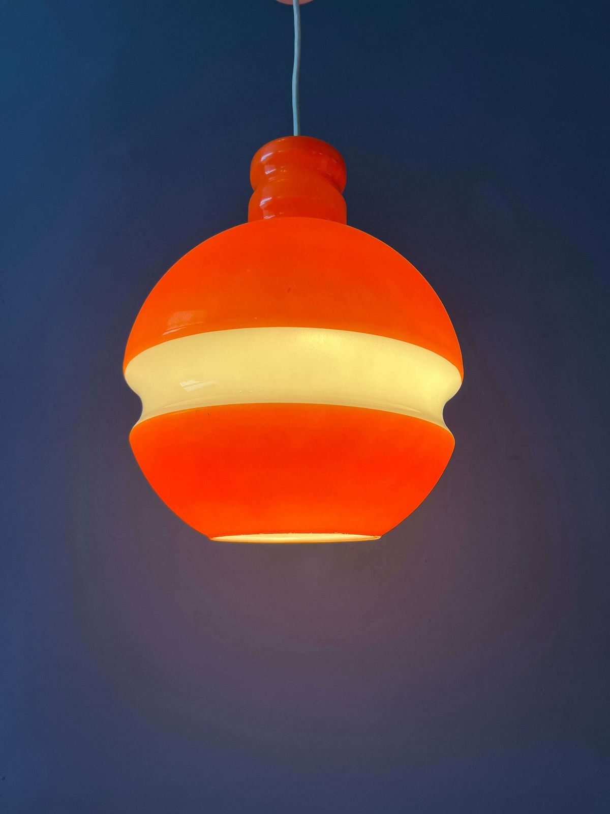 Oranje En Witte Mid Century Glazen Hanglamp Van Peill & Putzler photo for sale