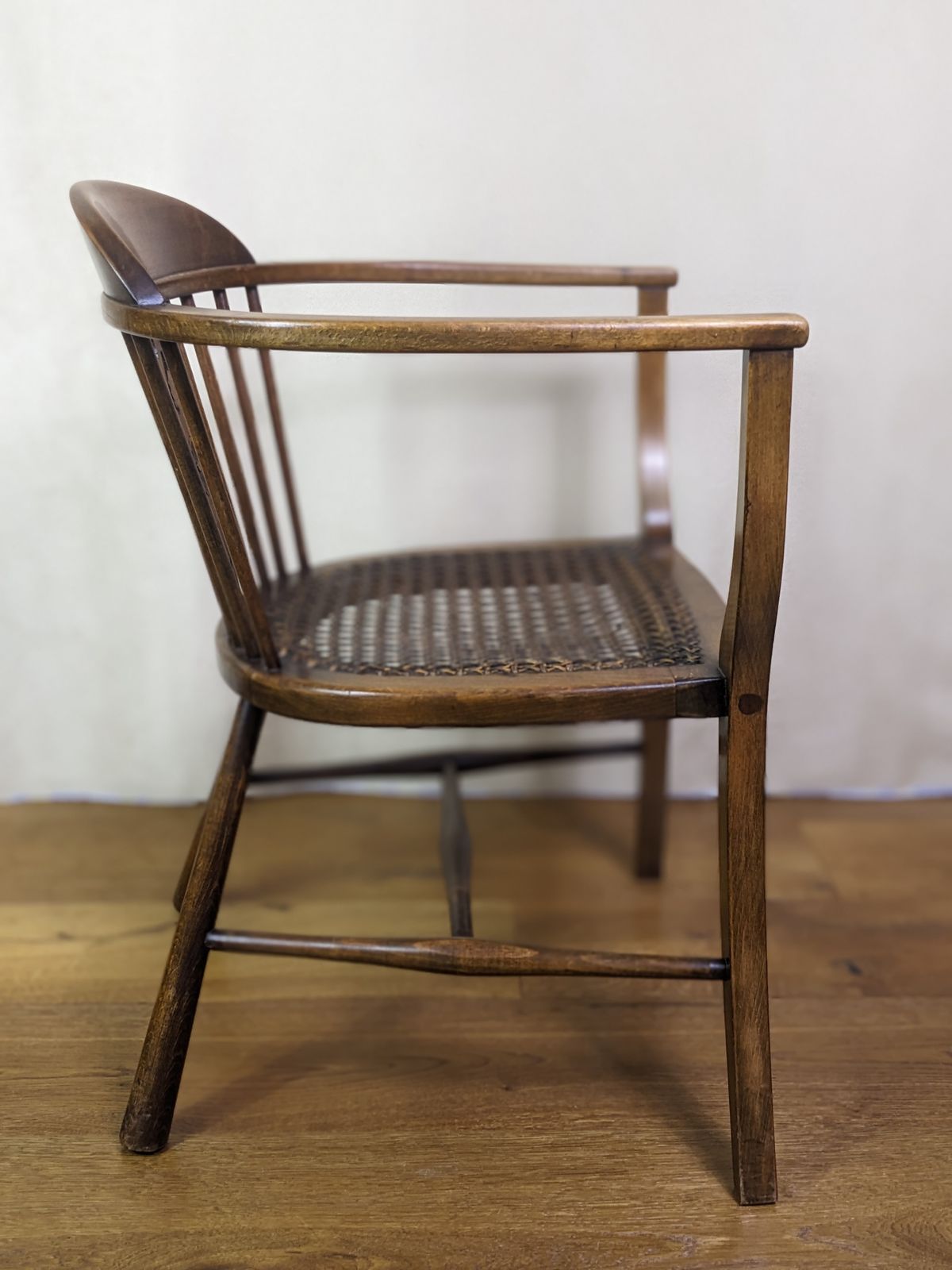 photo furniture Very Pretty Victorian Rattan Cane Bergere Tub Chair From Late 19th Century With Half Spindle Back And Pierced Central Splat