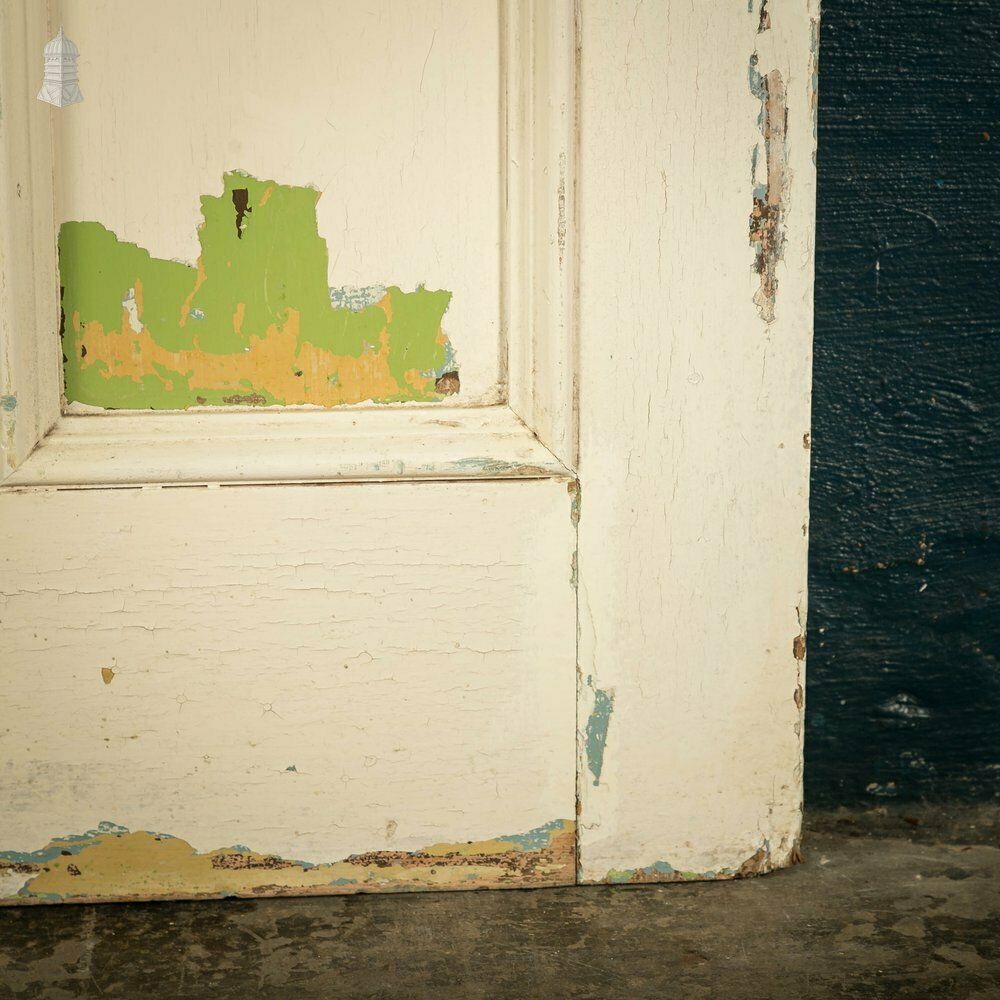 photo vintage Pine Panelled Door, Moulded 4 Panel, White And Green Distressed Paint Finish