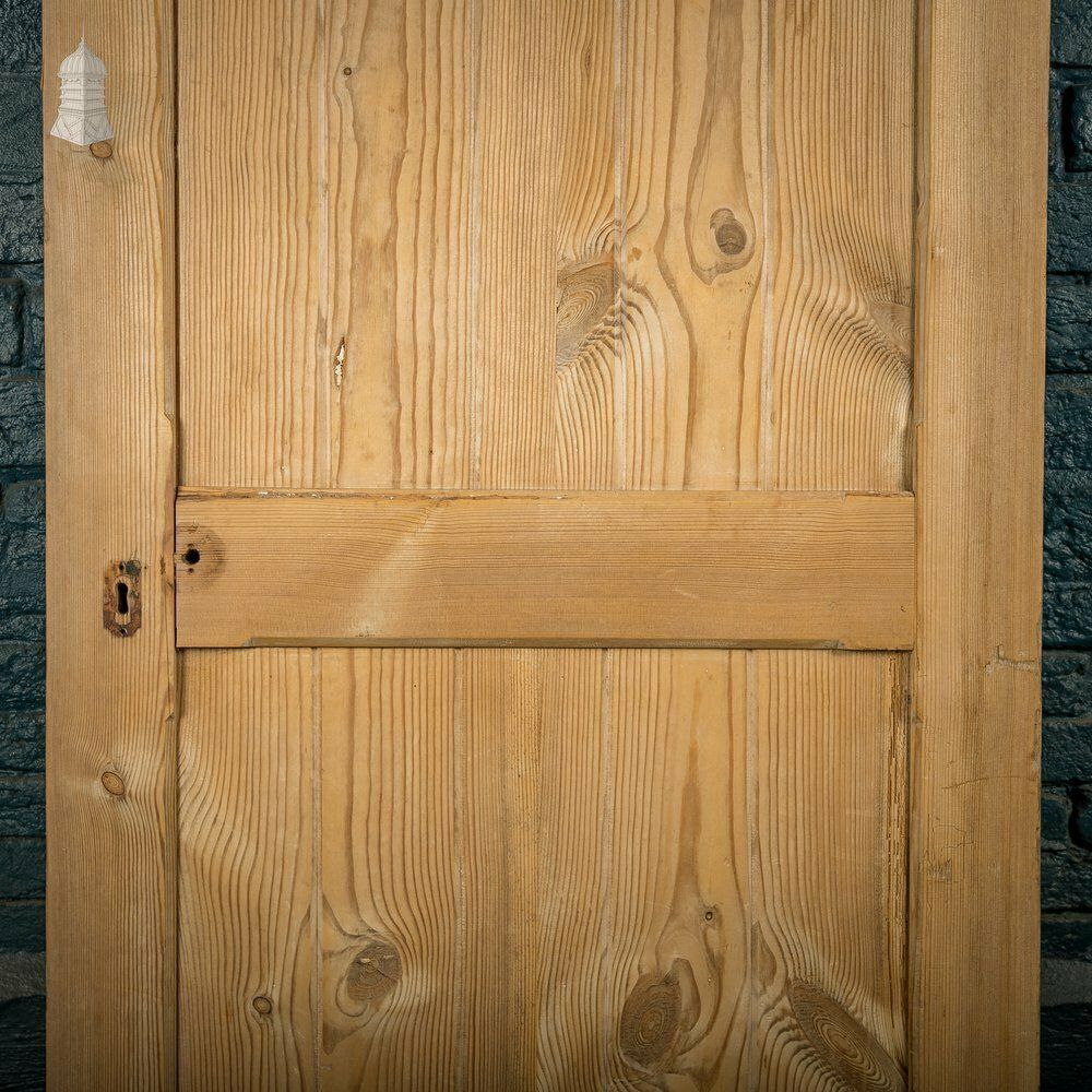 photo vinterior Pine Paneled Door, 2 Panel Door With Mouled Corners
