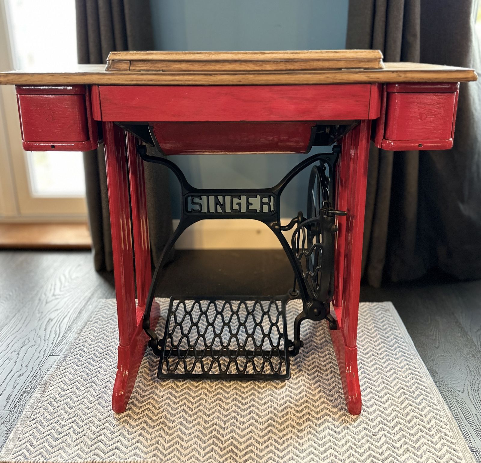 1920s Red Singer Sewing Machine Y8011945 In Wooden Table