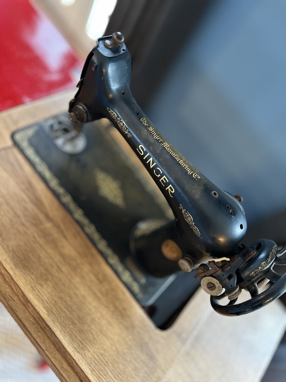 1920s Red Singer Sewing Machine Y8011945 In Wooden Table photo vintage