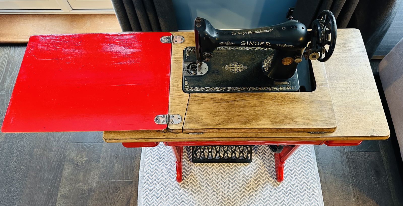 1920s Red Singer Sewing Machine Y8011945 In Wooden Table photo buy