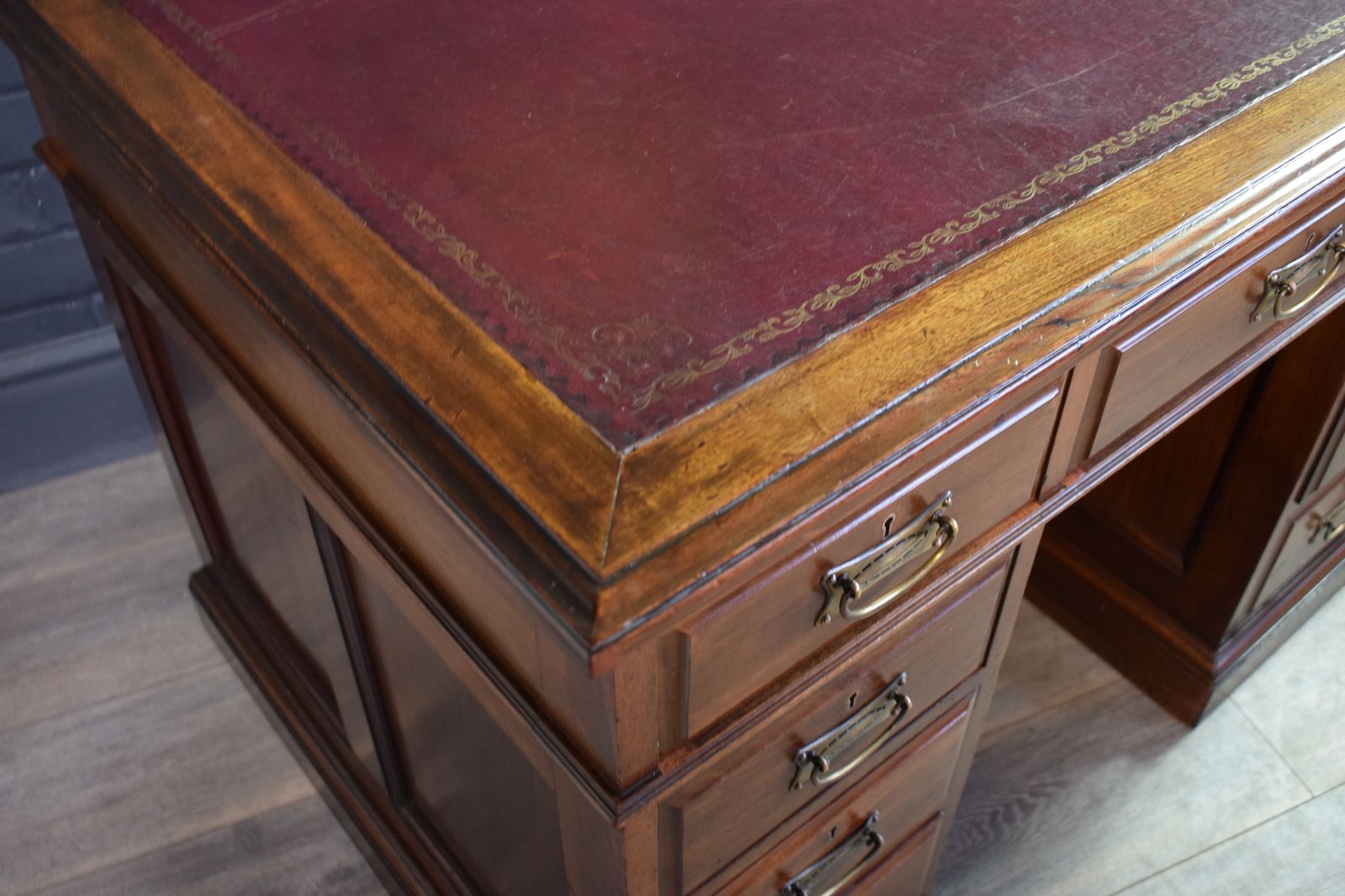 Mahogany Leather Top  Desk ,A Nice Example Of The Manchester Furniture Makers Goodalls & Co photo 875.0