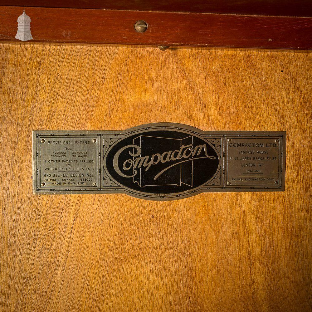 Traveling Compactom Model Yn Gentleman’s Wardrobe photo vinterior