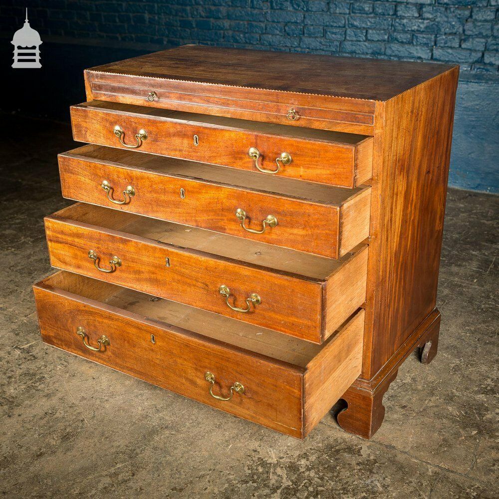 Small George III Chest Of Drawers Beautifully Proportioned In Mahogany With Cross Banding On Top Rim And Bracket Feet. C.1800 photo Furniture