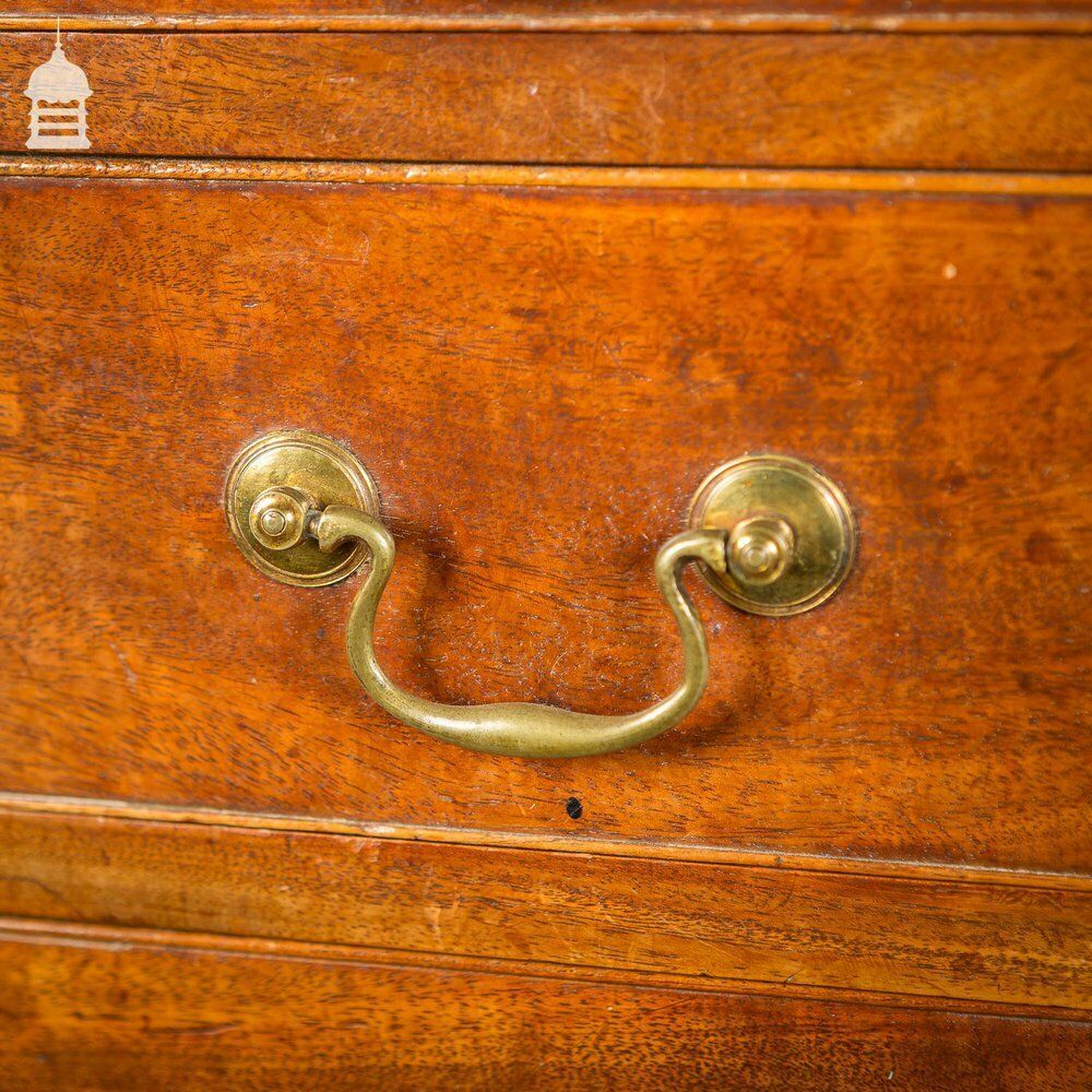 photo vinterior Small George III Chest Of Drawers Beautifully Proportioned In Mahogany With Cross Banding On Top Rim And Bracket Feet. C.1800