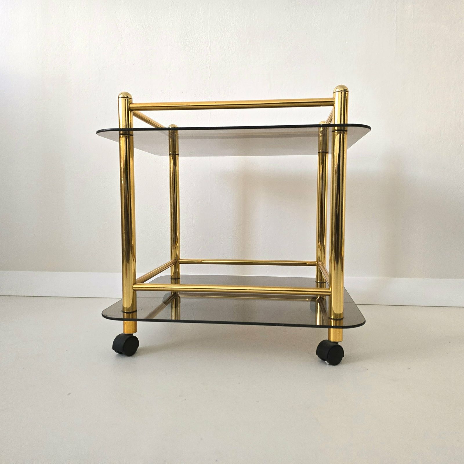 Vintage Hollywood Regency Barkast Op Wielen In Messing Met Gerookte Glazen photo for sale
