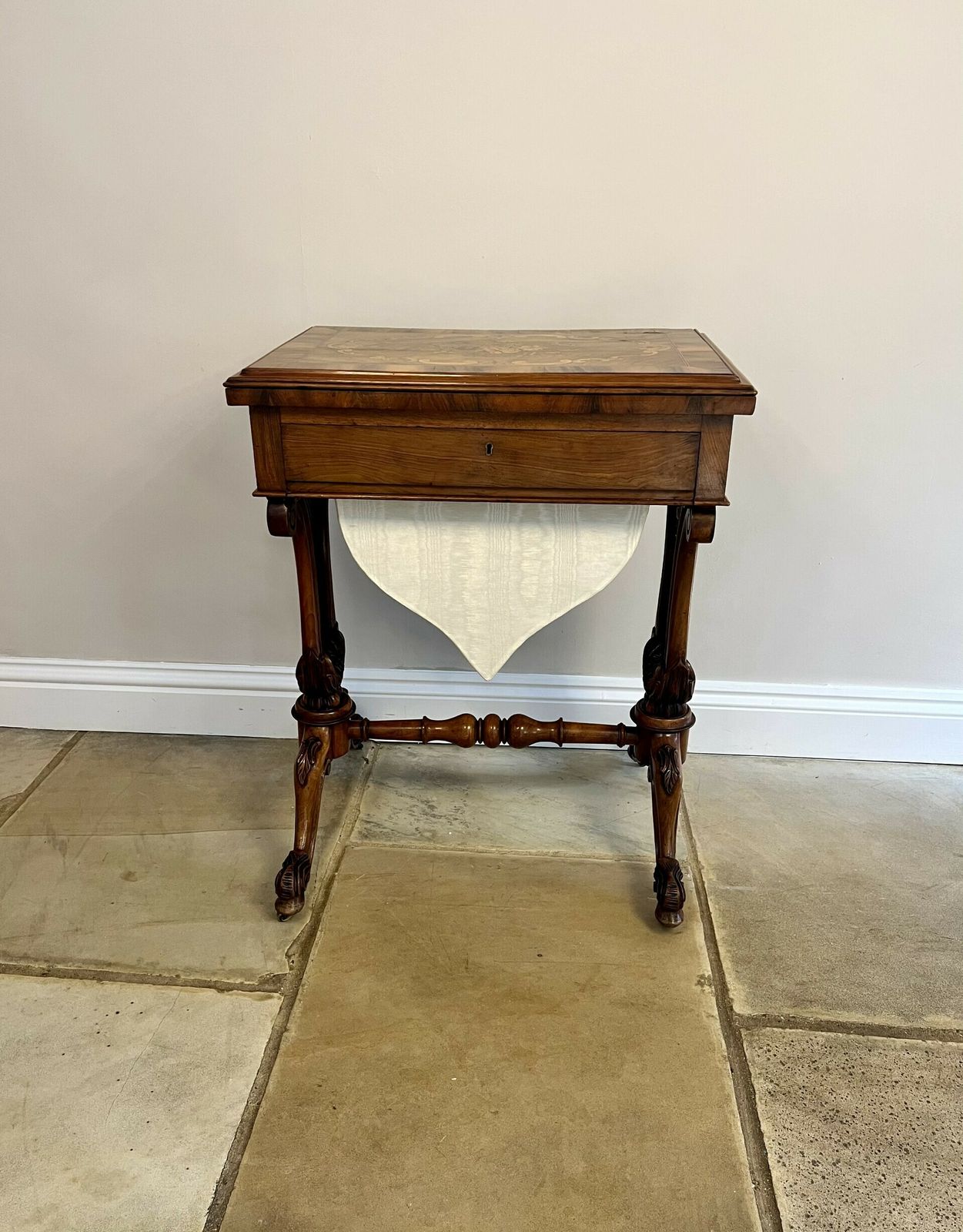 photo vintage Outstanding Quality Antique Burr Walnut Inlaid Floral Marquetry Games Table